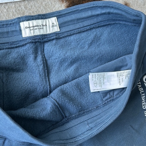 Abercrombie & Fitch like new used once Size XL I’ve phenomenal - Picture 7 of 8